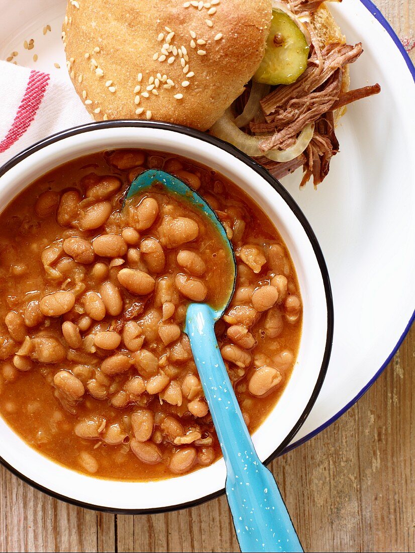 Baked beans and a pulled pork burger (USA)