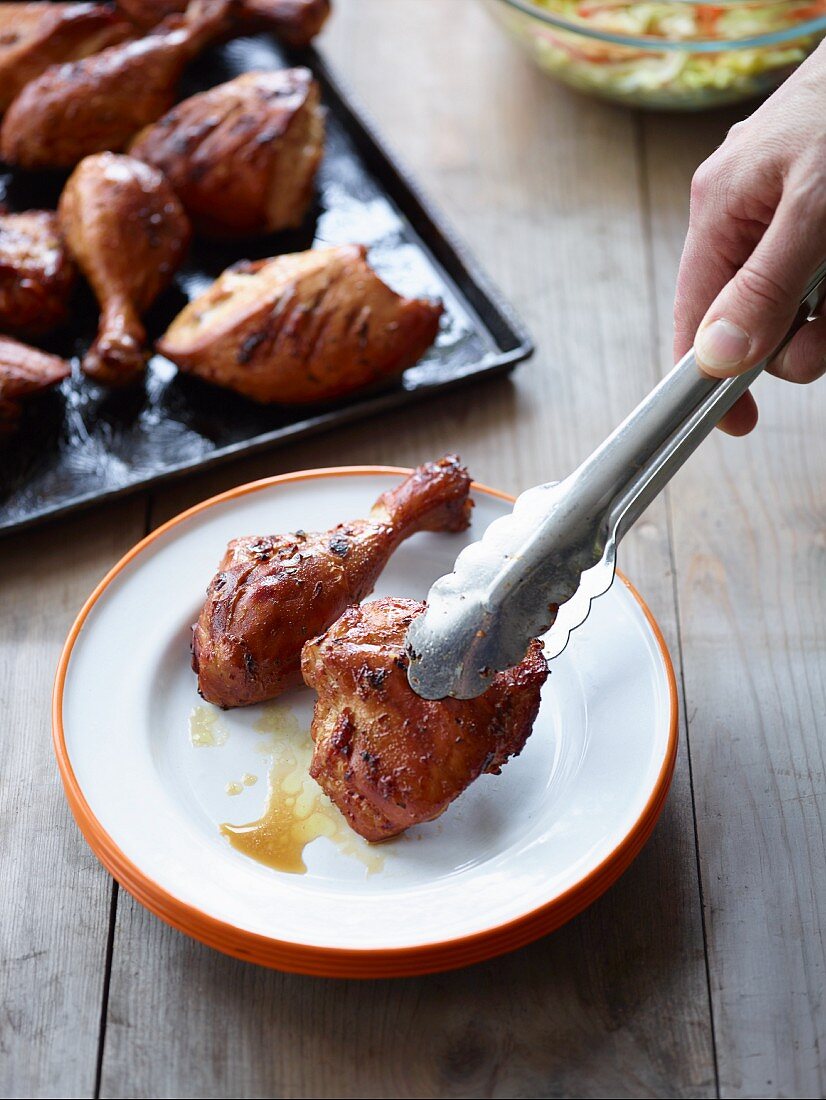 Hickory-geräuchertes gegrilltes Hähnchen mit Coleslaw