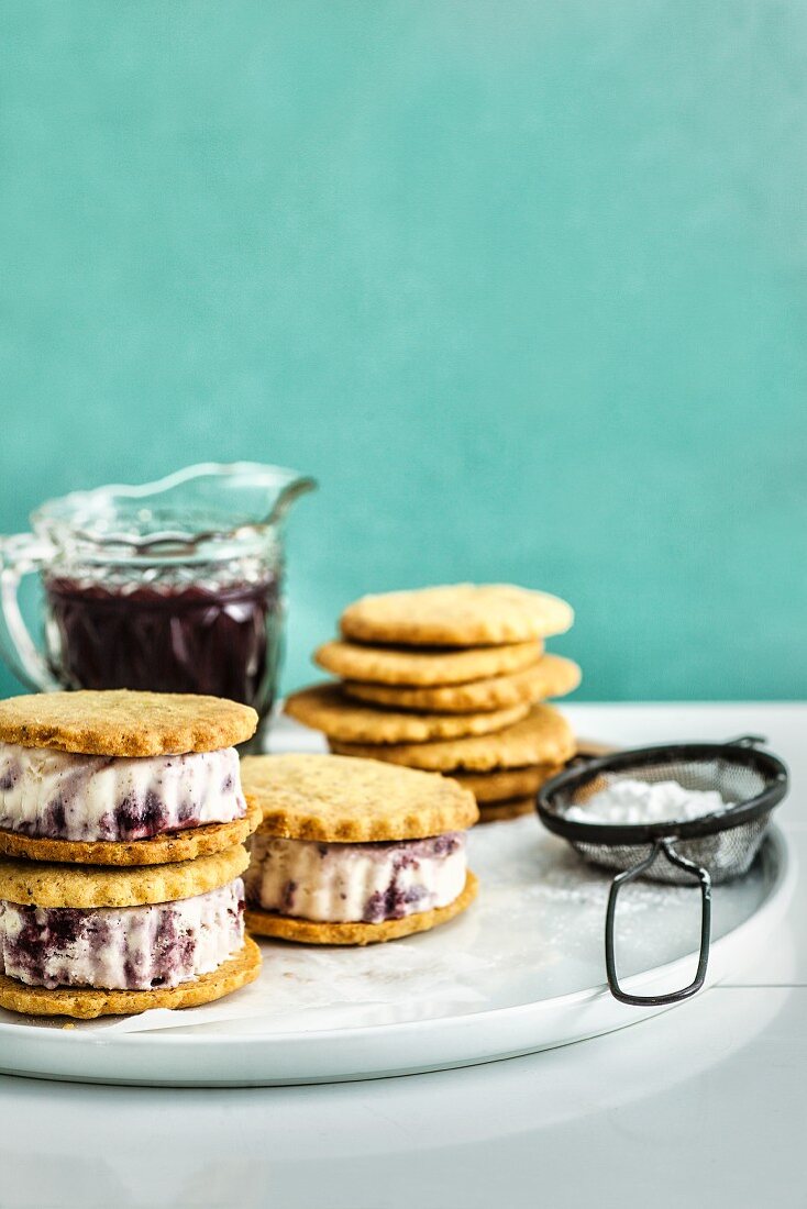 Eissandwiches mit Pistazien-Kirsch-Eis