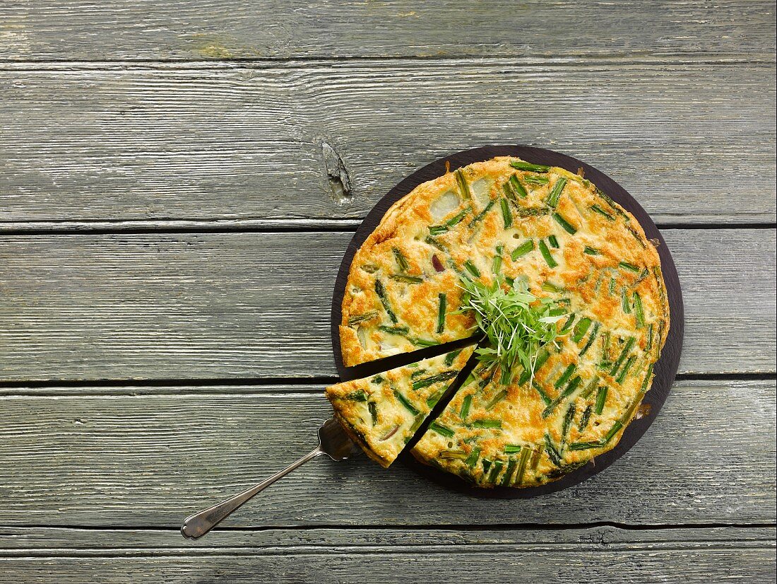 Spargelfrittata mit Saubohnen und Minze