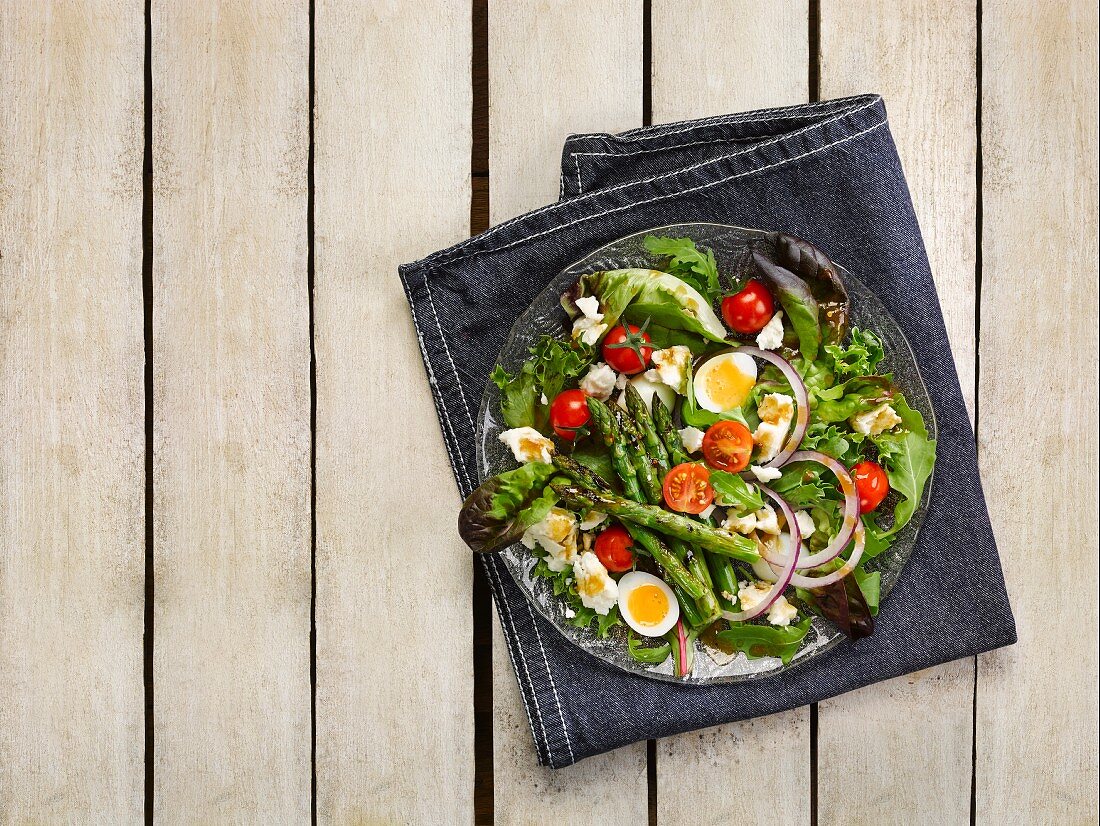 Summer salad with quail's eggs