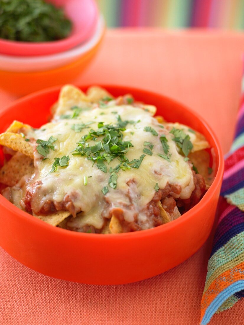 Nachos mit Tomatensalsa und Käse überbacken