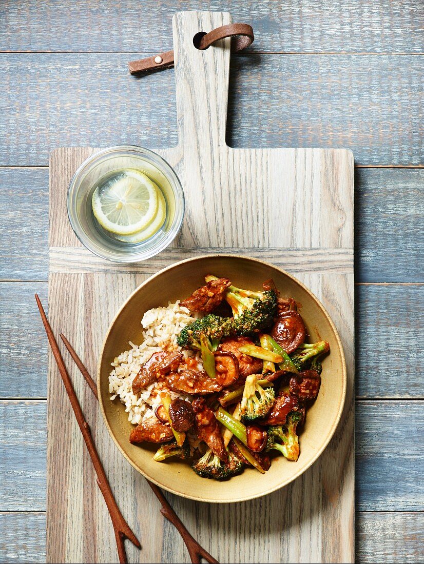 Beef stir-fry with broccoli and rice (Asia)