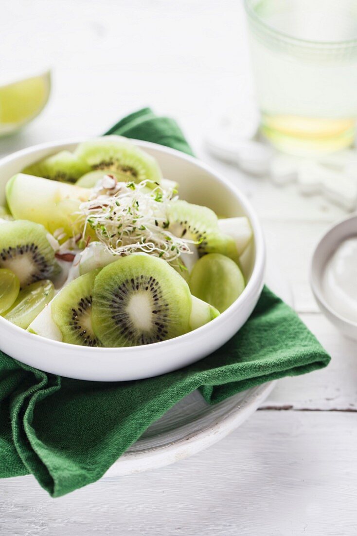 Kiwi salad with grapes and bean sprouts