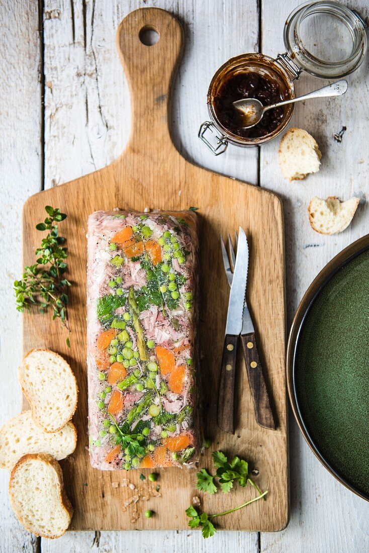 Eisbein-Terrine mit Brot und Chutney