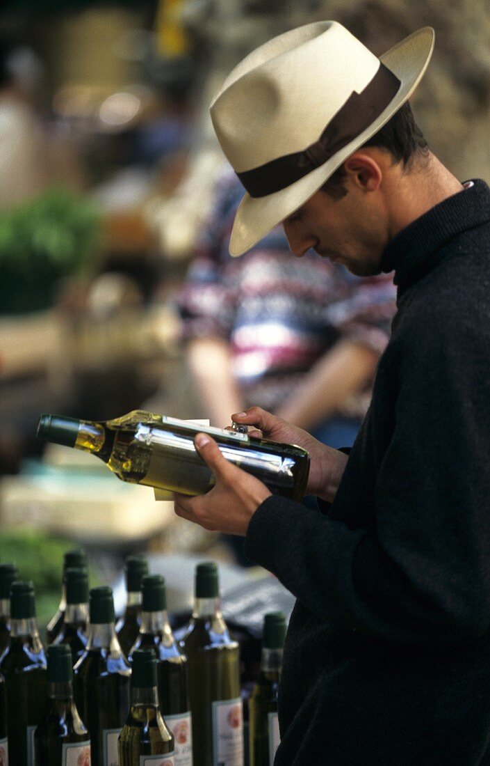 Mann beim Weinkauf auf dem Markt von Aix-en-Provence