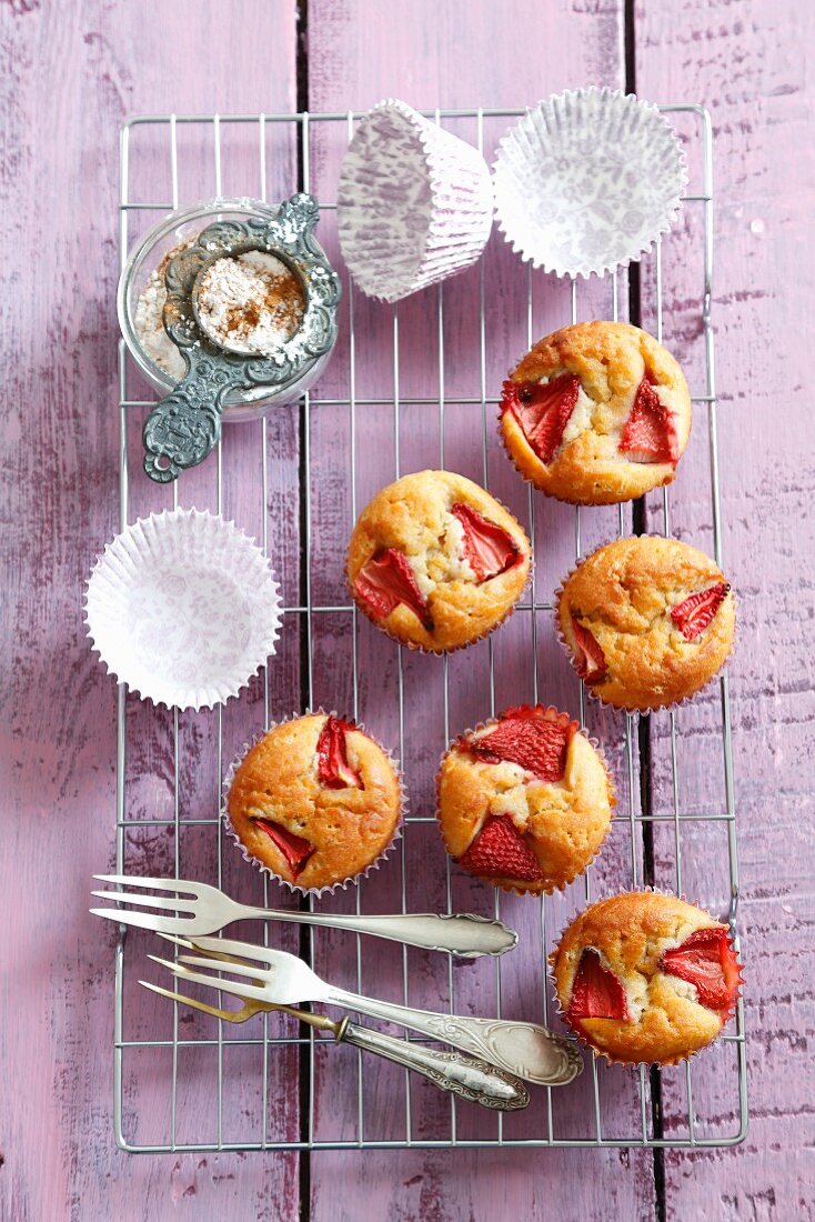Zimt-Muffins mit Erdbeeren