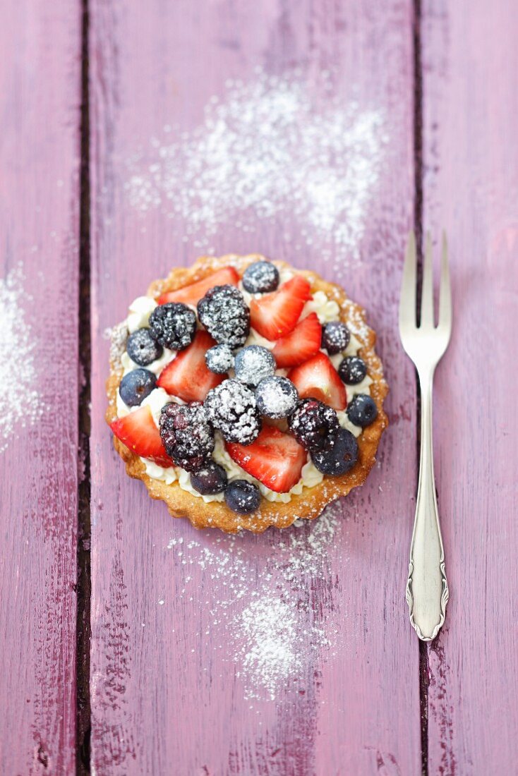 Törtchen mit Schlagsahne und frischen Beeren