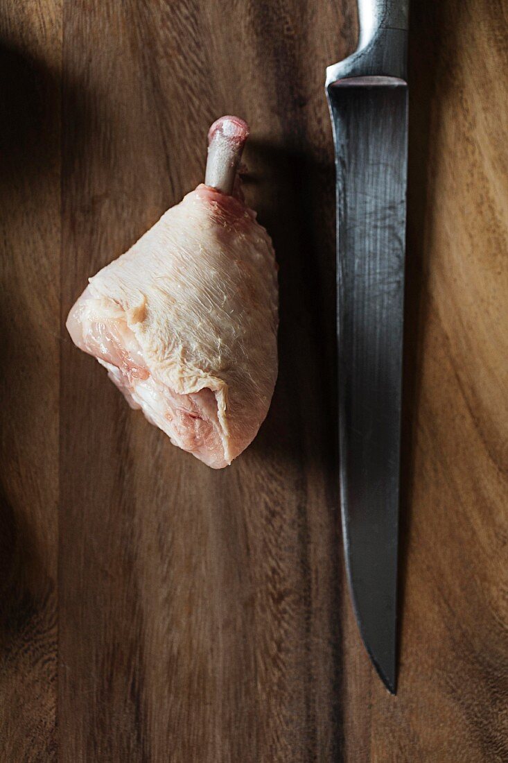 Zerteilte Hühnerkeule und Messer