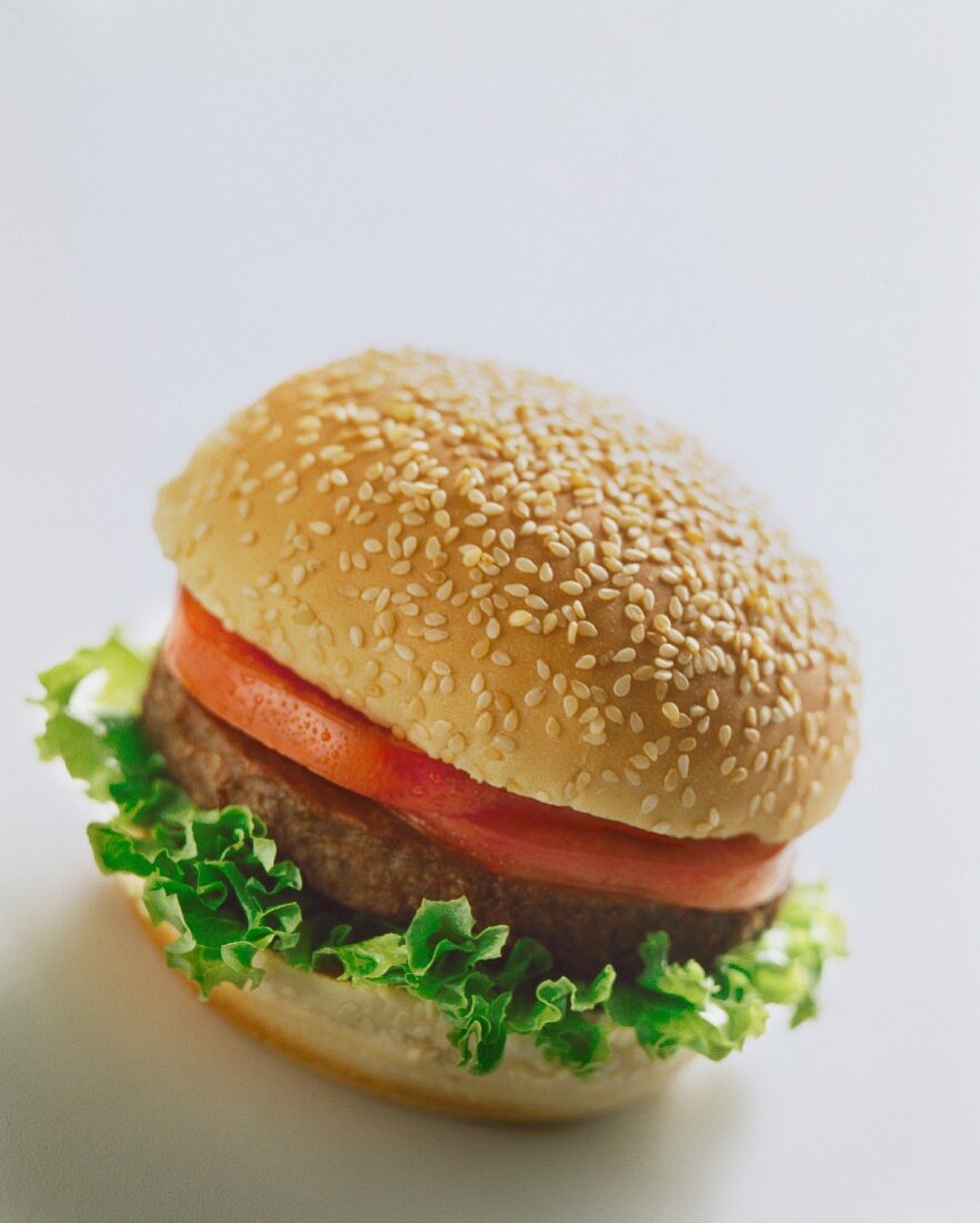 Veggie-Burger mit Tomaten und Salat