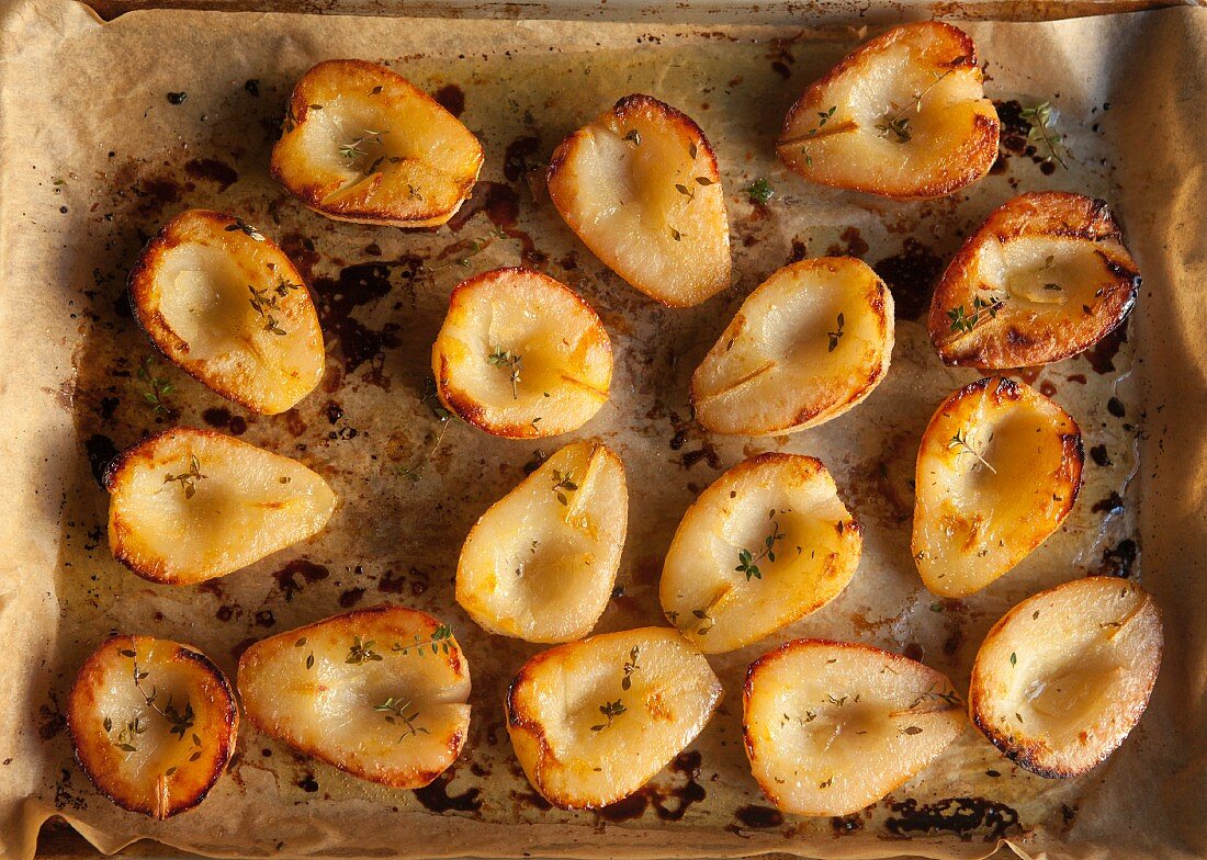 Oven-roasted pears with thyme