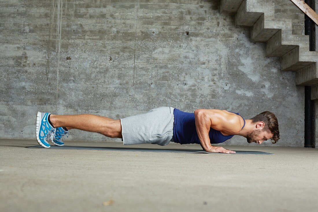 Power plank – Step 1: deep push up