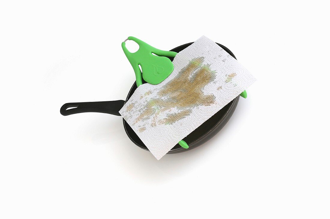 A pan splash protector with kitchen paper