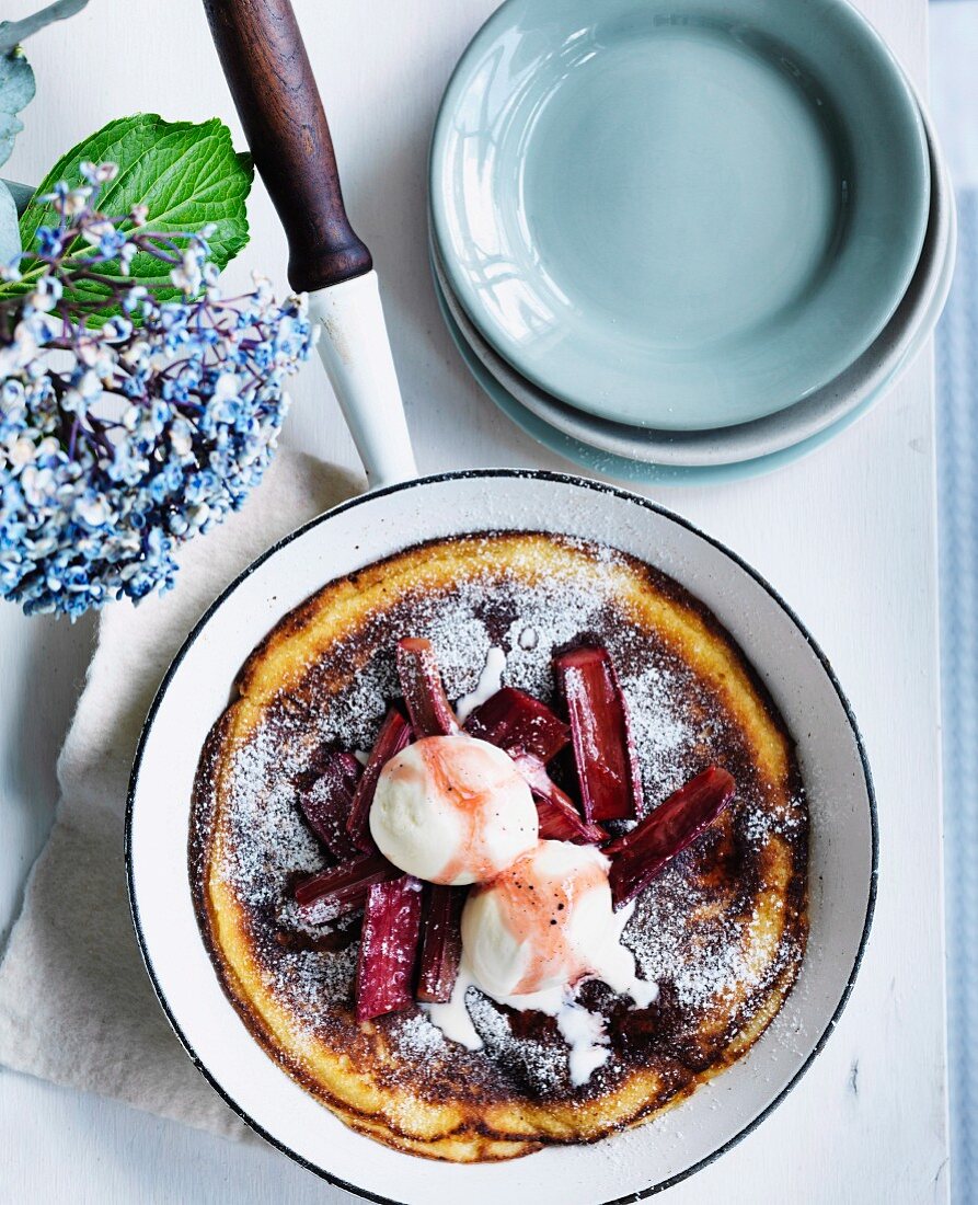 Ricotta-Pfannkuchen mit gebratenem Rhabarber (Aufsicht)