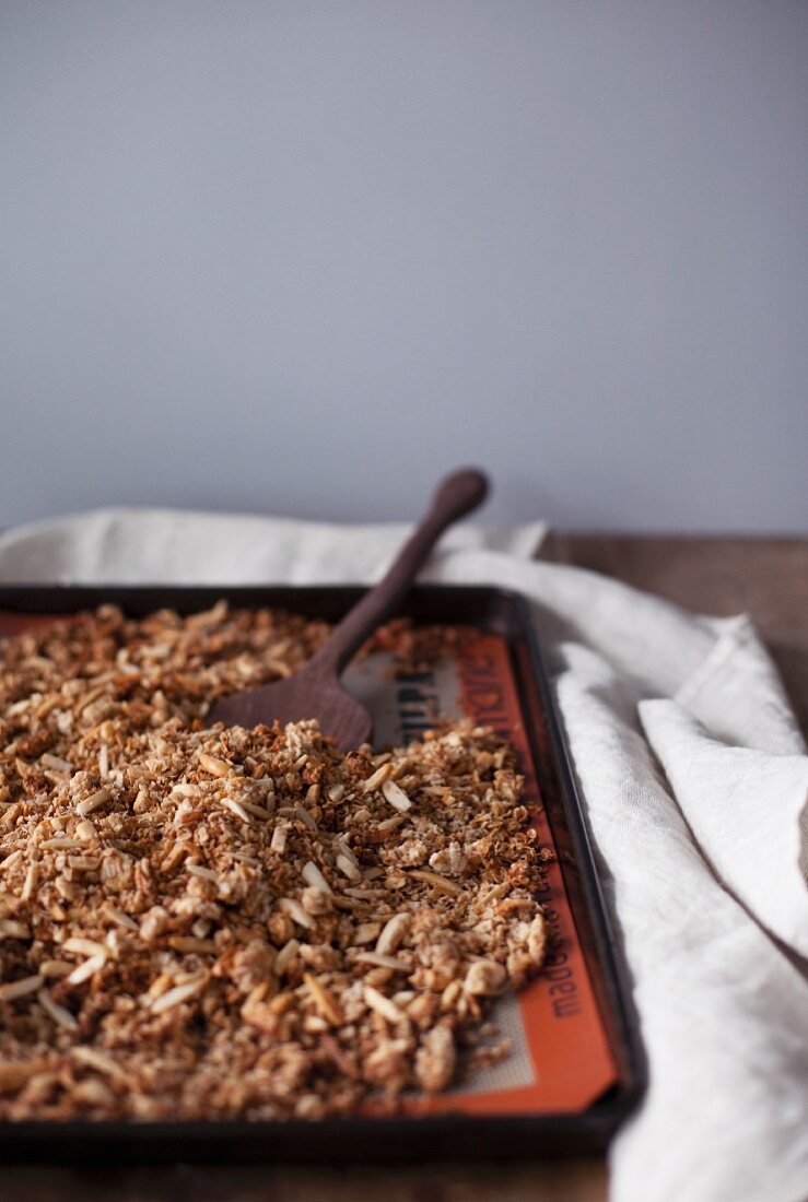 Selbstgemachtes Mandel-Kokosgranola auf Backblech