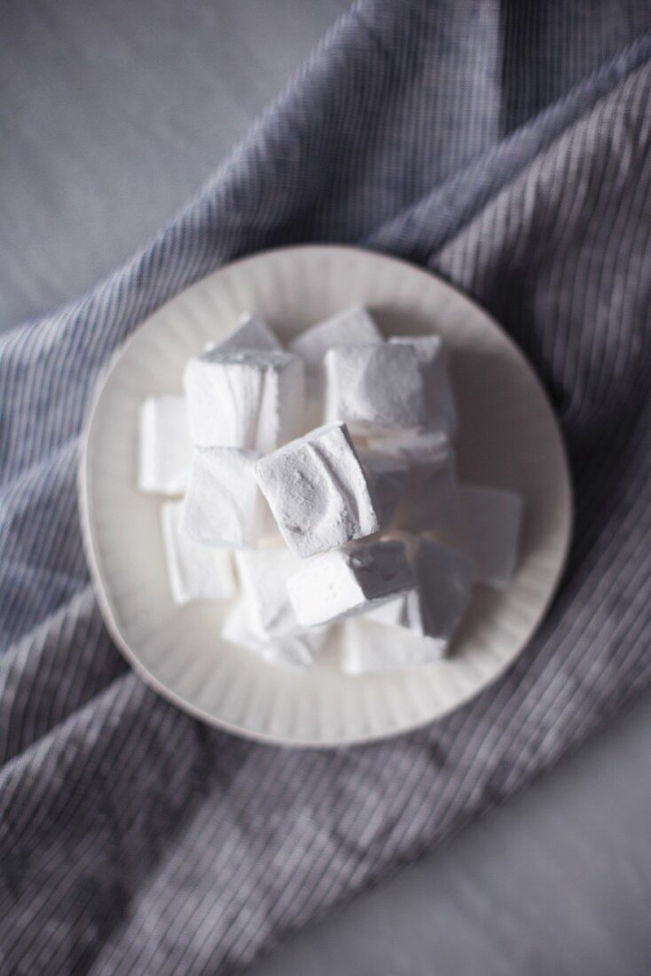 Marshmallows on a plate (seen from above)