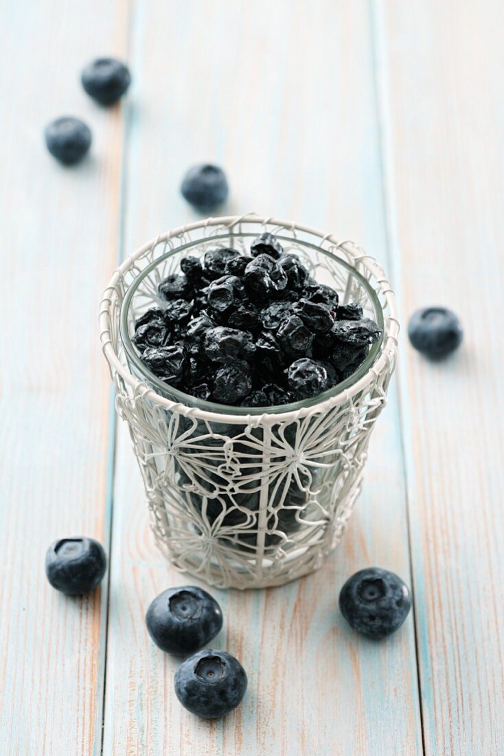 Fresh and dried blueberries