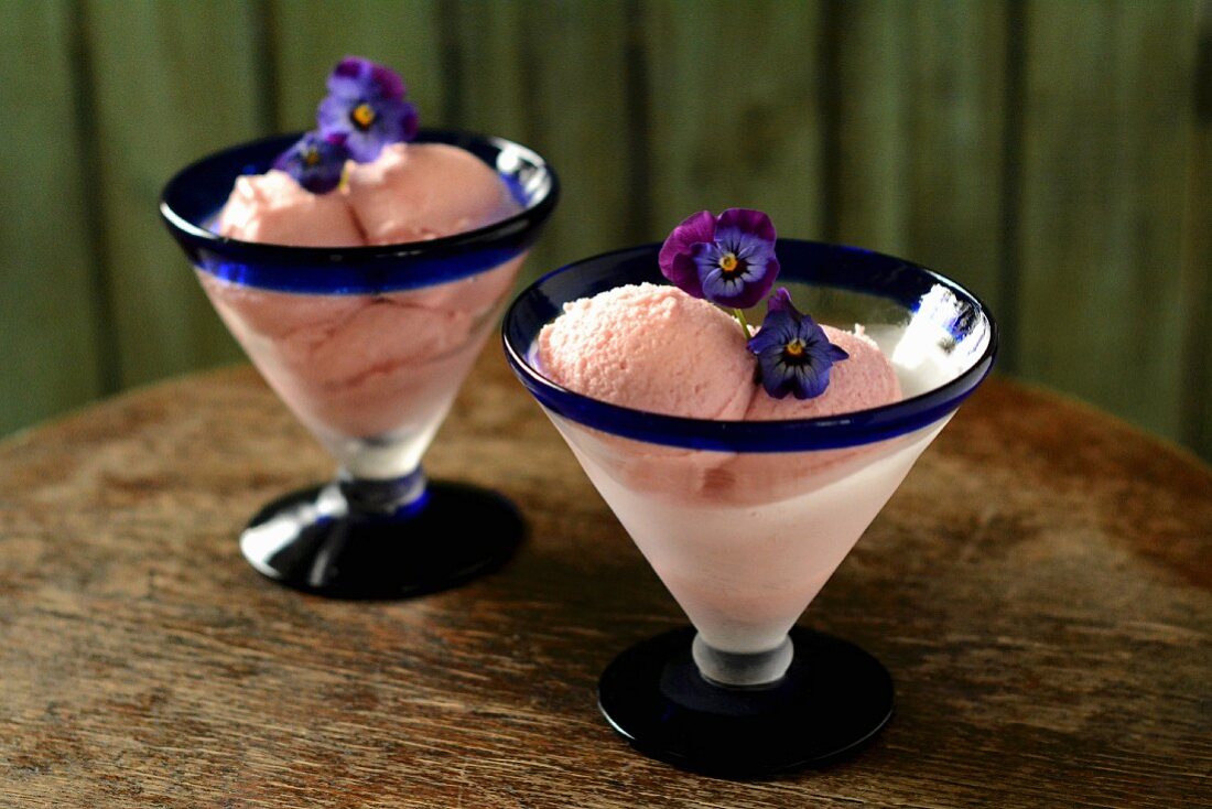 Rhabarbersorbet mit Blüten