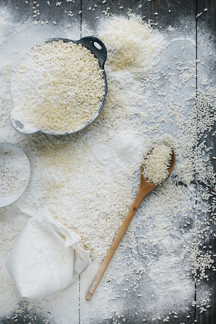 An arrangement of rice and flour (seen from above)