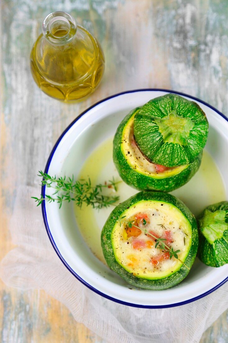 Round courgettes filled with ham and cheese