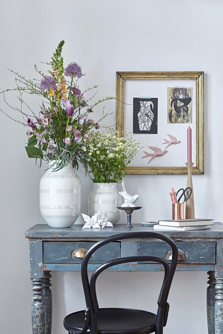 Blumenstrauss mit Löwenmäulchen und Kamillenstrauss in Porzellanvasen mit Perlmuttdekor