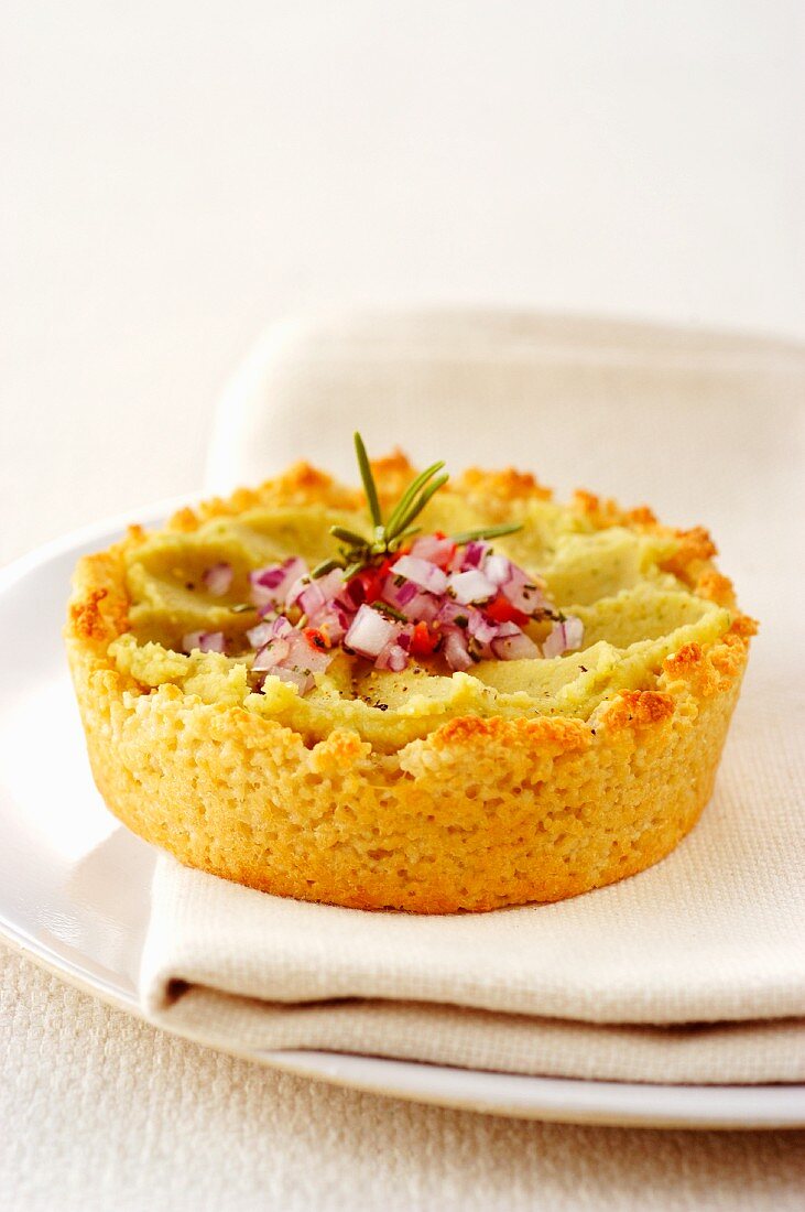 Couscous tartlet with chickpea cream and onions