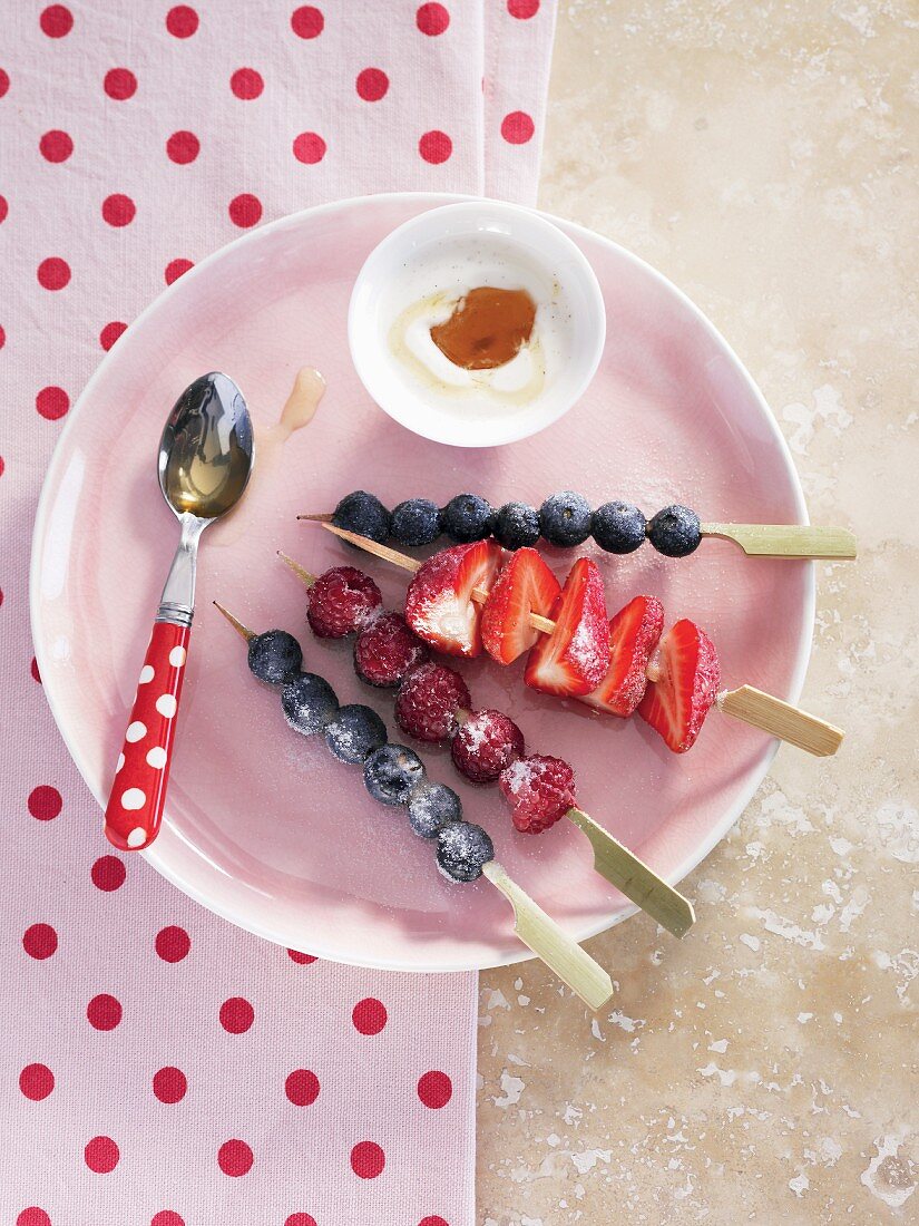 Beerenspiesschen mit Vanille-Honig-Dip