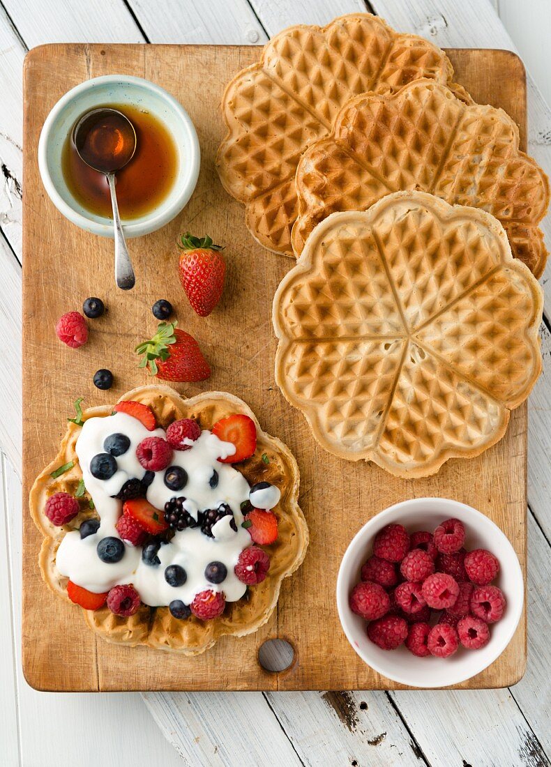 Vegane glutenfreie Waffeln mit Beeren (Draufsicht)