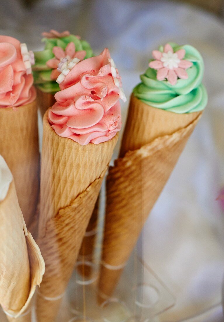 Ice cream cones with meringue and sugar flowers