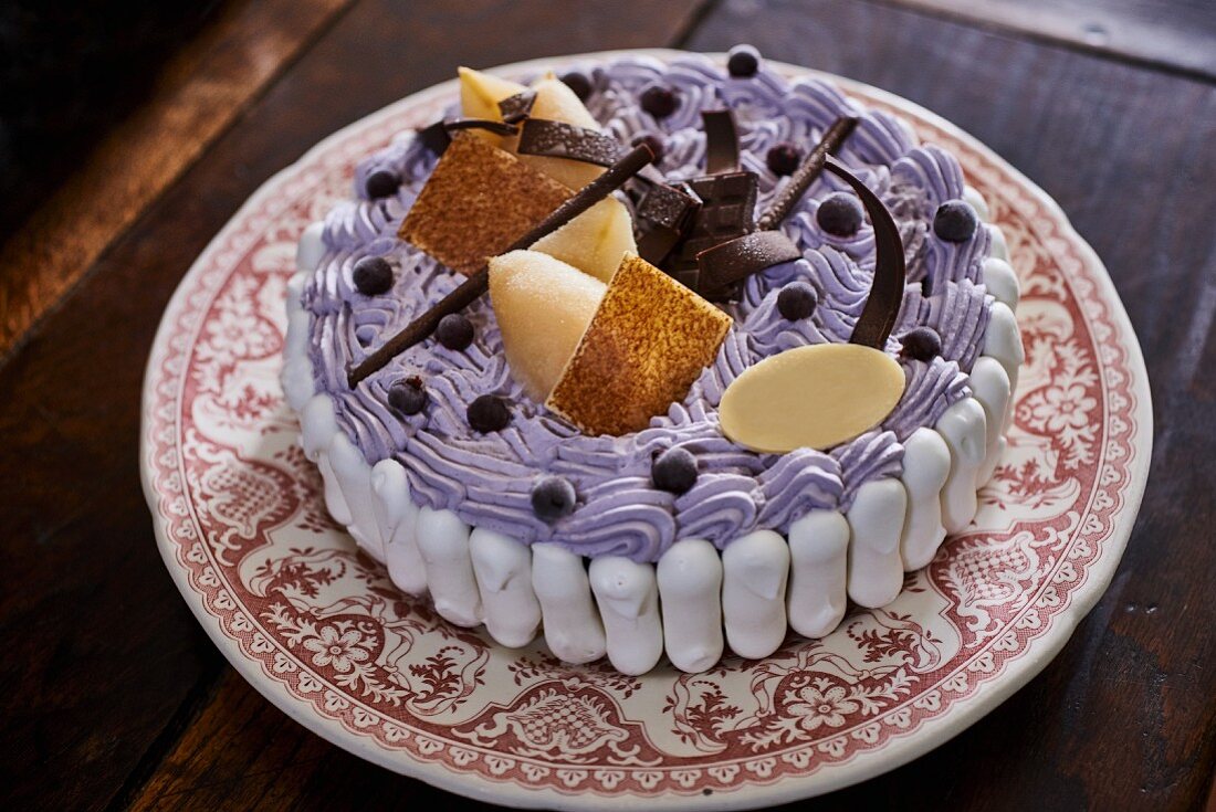 Purple Vacherin tart with chocolate and brittle