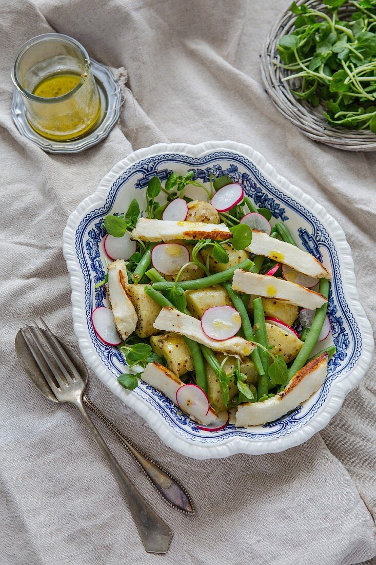 Potato salad with grilled halloumi, radishes and green beans