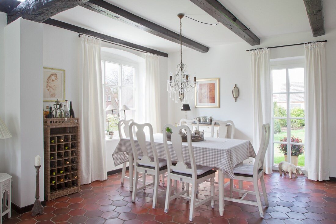 Essbereich mit karierter Tischdecke und Kronleuchter in renoviertem Bauernhaus