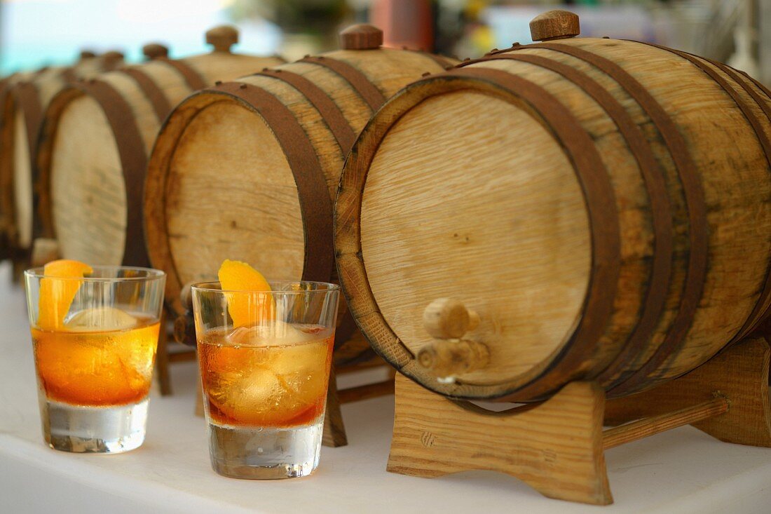Old Fashioned Cocktails mit Whiskey aus dem Fass