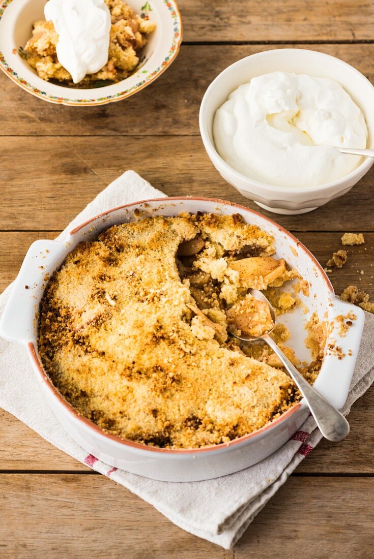 Apple crumble and cream