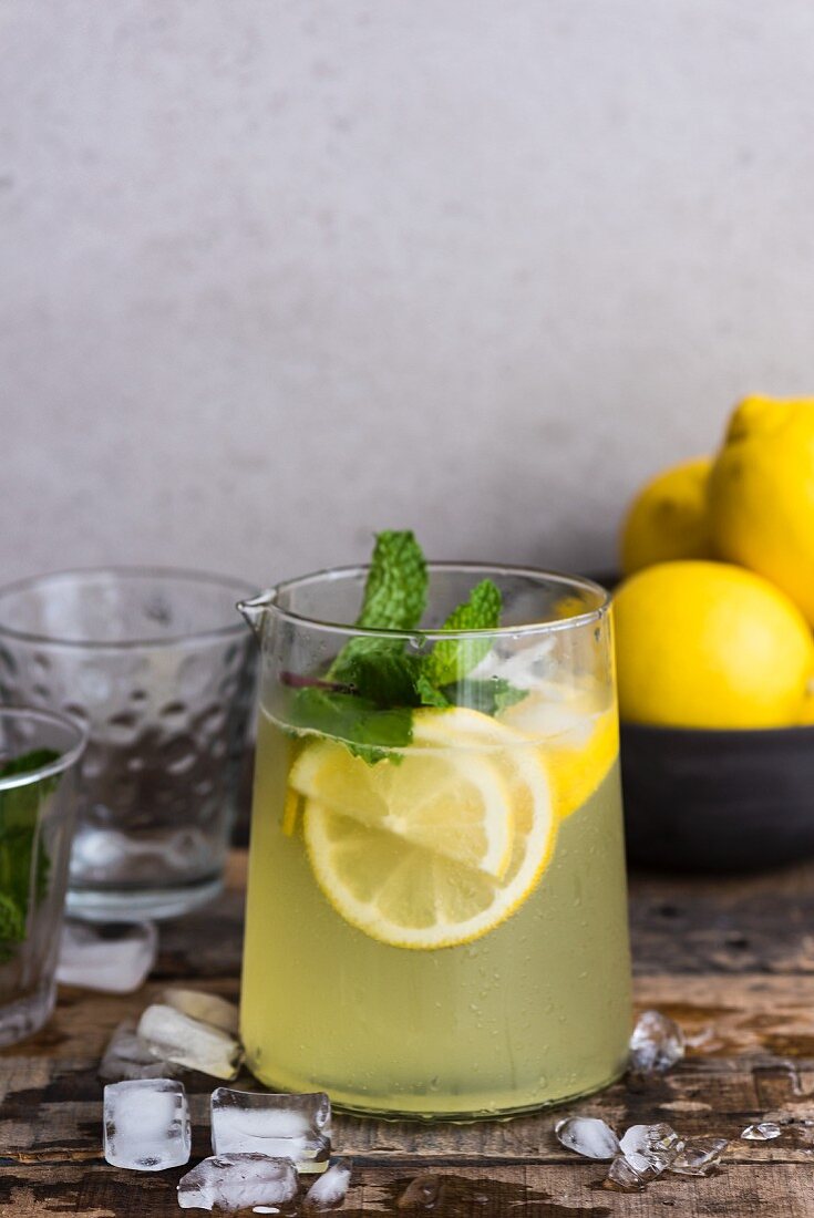 Zitronenlimonade mit frischer Minze