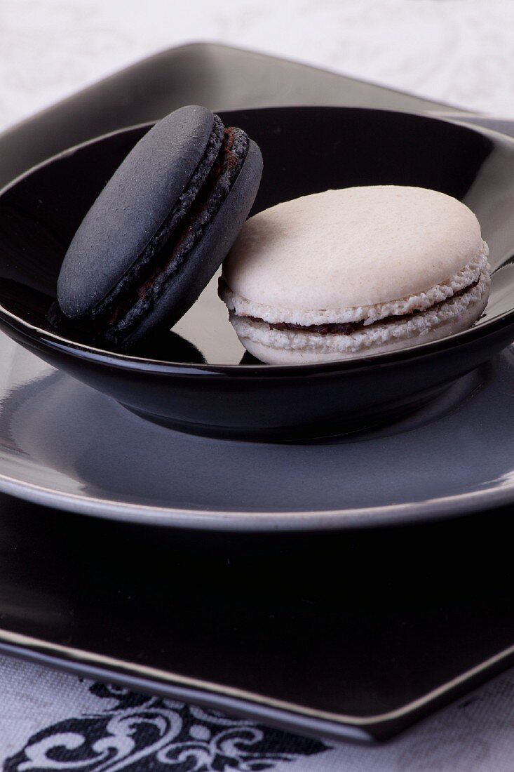 Schwarzes und weisses Macaron