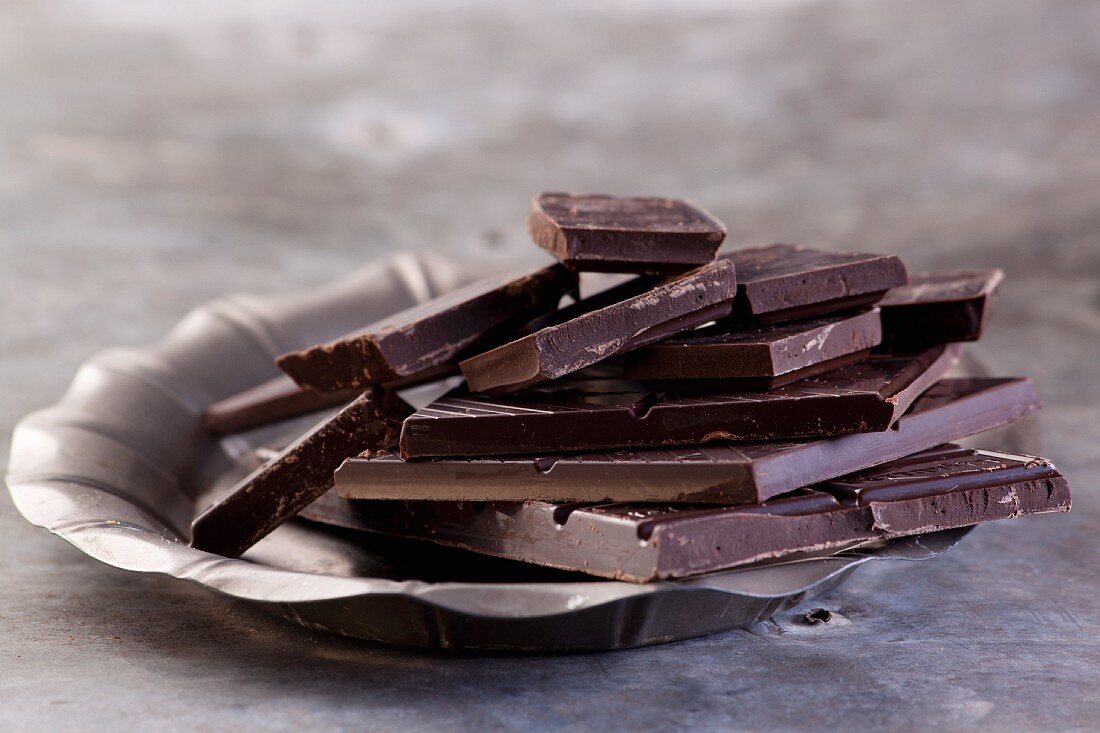 Zerbrochene Schokoladentafeln von dunkler Schokolade