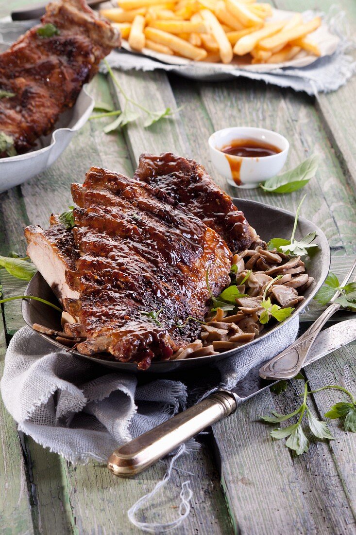 Spareribs mit Barbecuesauce und Pommes frites