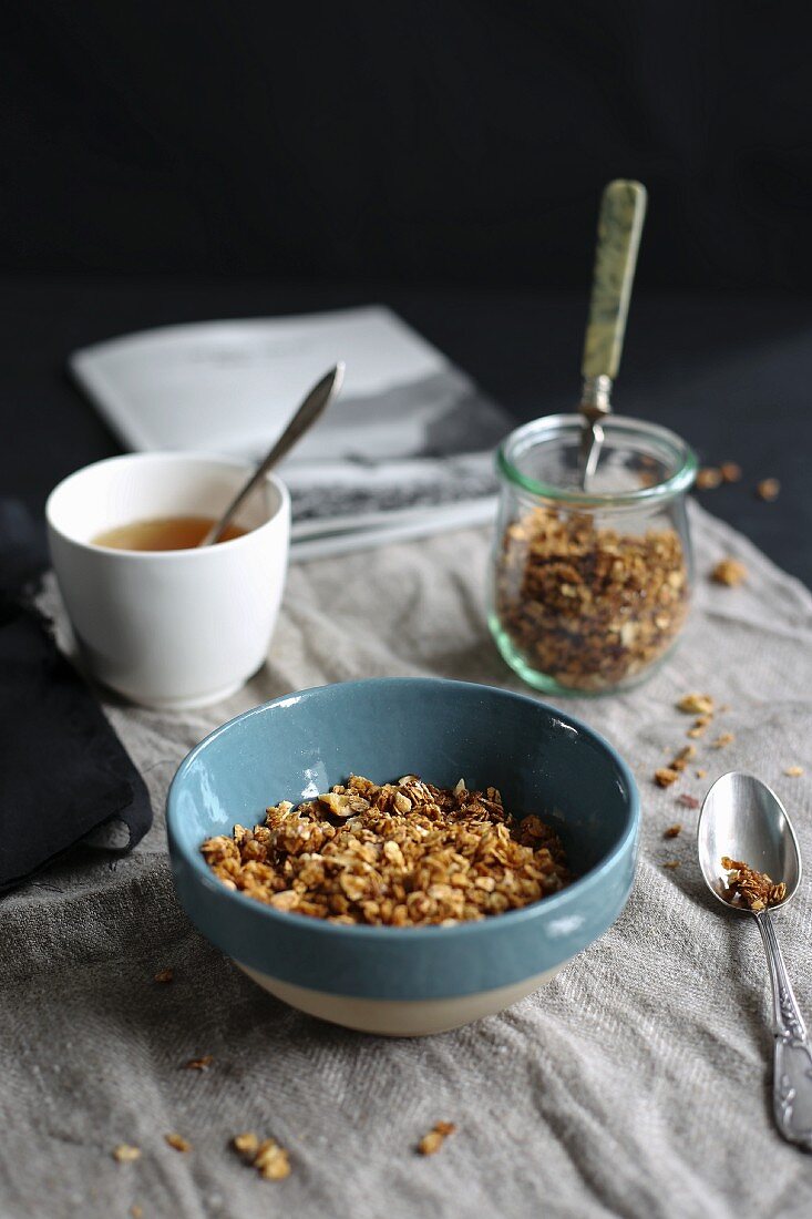 Frühstückstisch mit Müsli und Tee