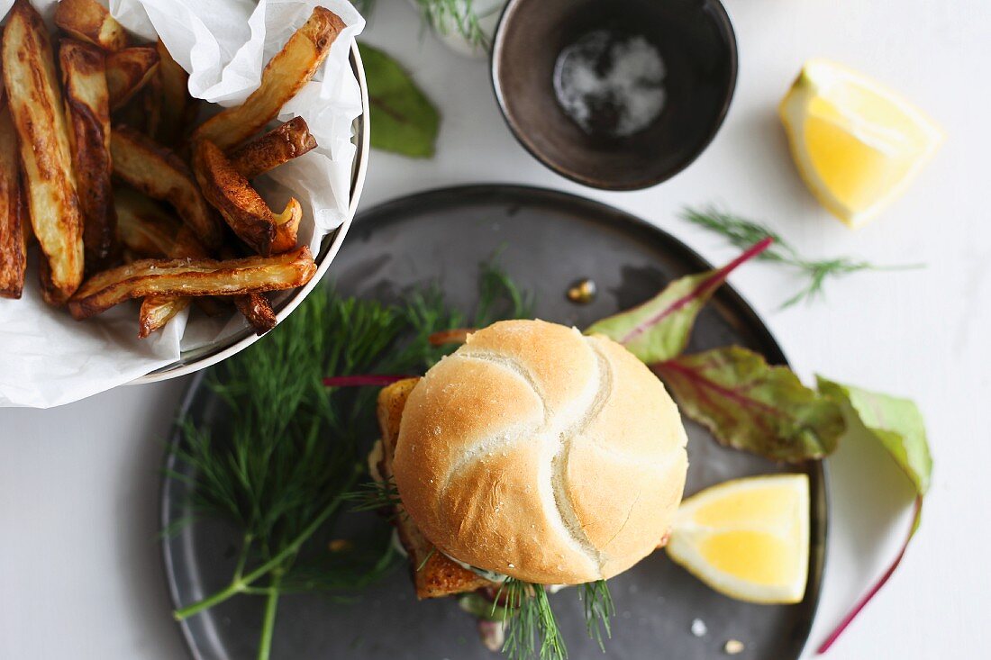 Fischburger mit Dill und Pommes frites