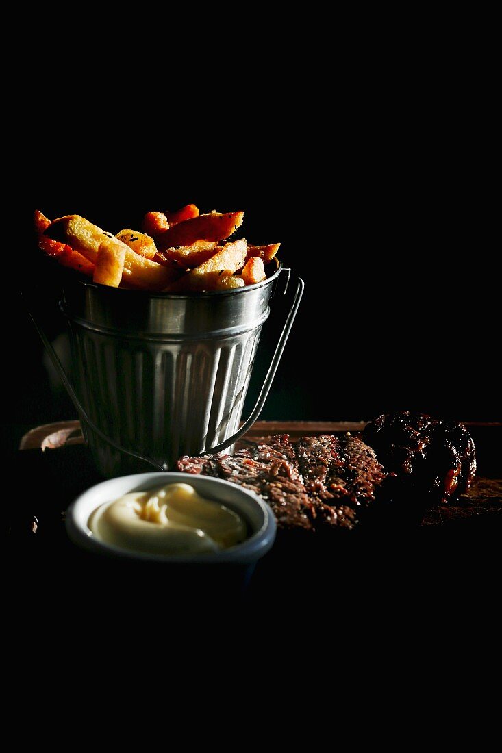 Chips and entrecôte with mayonnaise