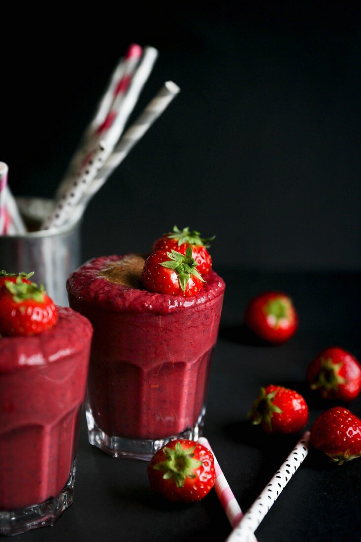 Strawberry smoothies with nut butter