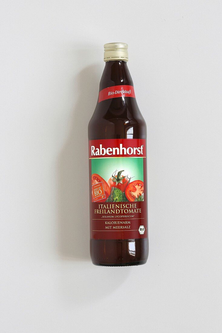 Eine Flasche Tomatensaft der Firma Rabenhorst
