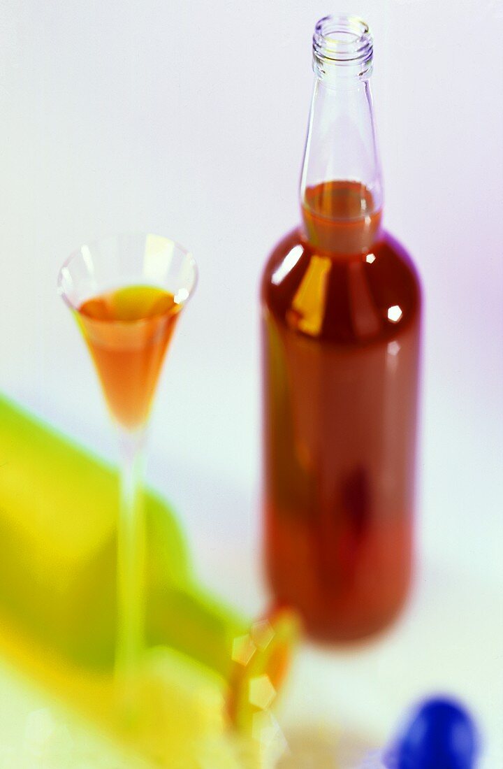 Zwetschgenlikör in Glas und Flasche