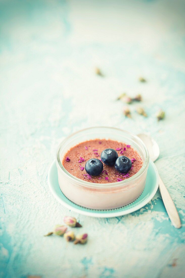 Crème brûlée mit Heidelbeeren und Rosenblüten