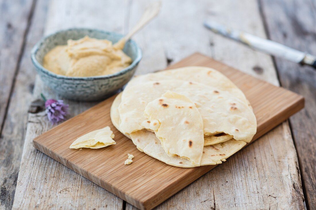 Fladenbrote mit Hummus