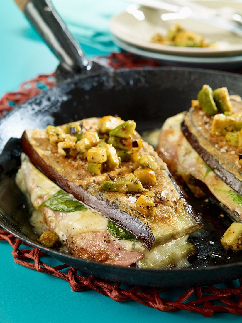 Gebratene Auberginen-Sandwiches mit Avocado in der Pfanne