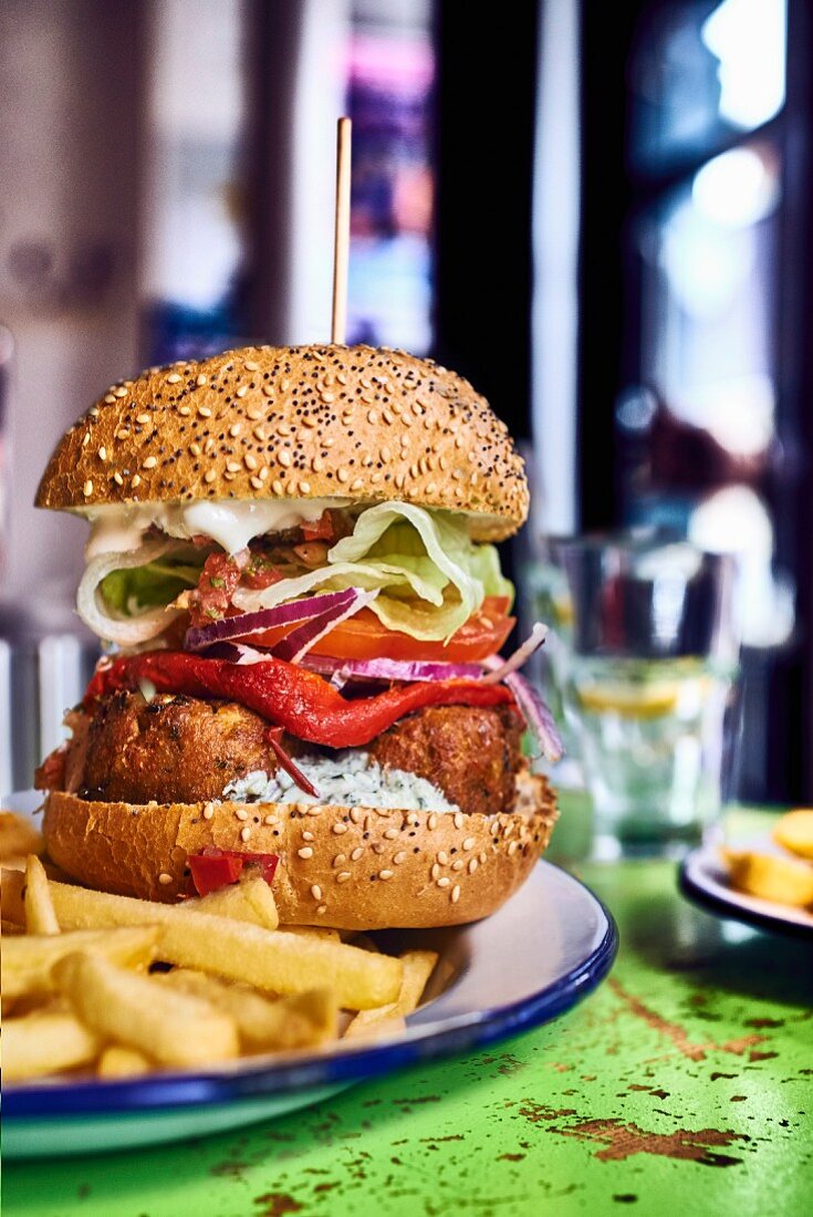 Falafel-Burger mit Pommes frites