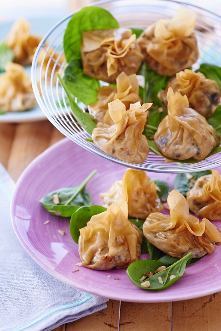 Steamed wontons filled with spinach and feta cheese