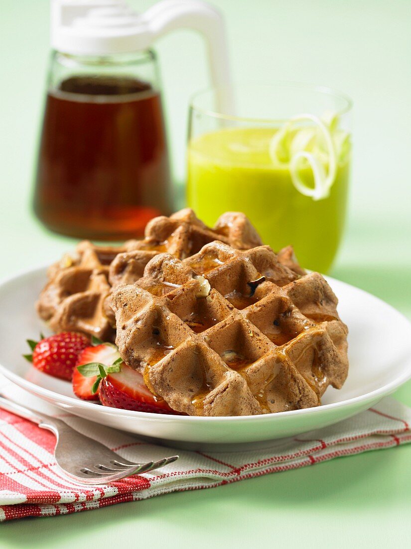 Vegane Schoko-Haselnuss-Waffeln mit Erdbeeren und Ahornsirup